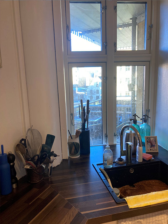 Før-billede af køkken på Frederiksberg før omfattende renovering – Galleri 