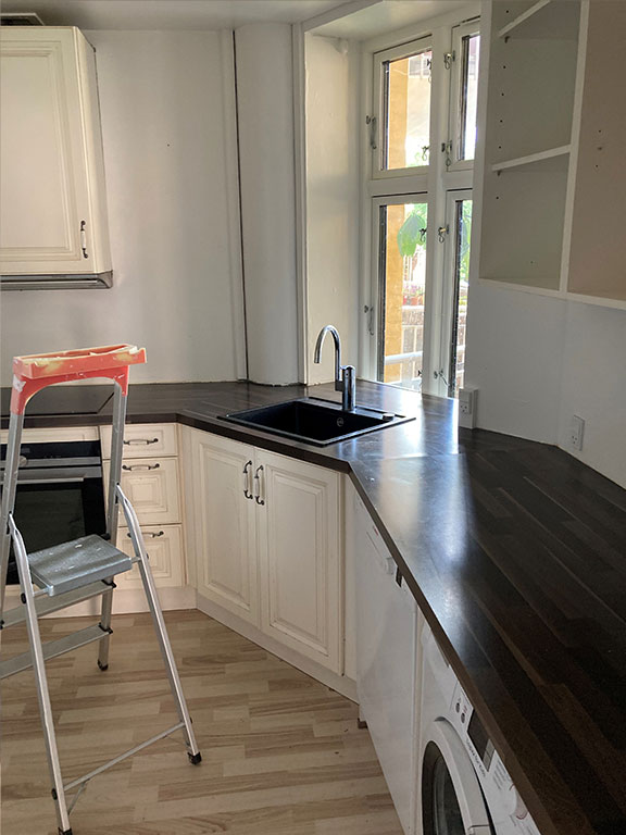 Før-billede af køkken på Frederiksberg før omfattende renovering – Galleri af indretningsprojekter.