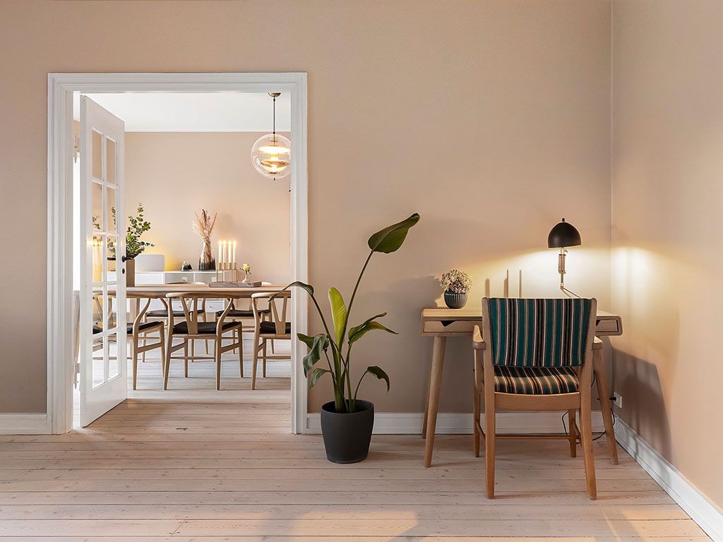 Efter-billede: Stue i moderniseret hus på Fuglebakken efter total renovering – Galleri 