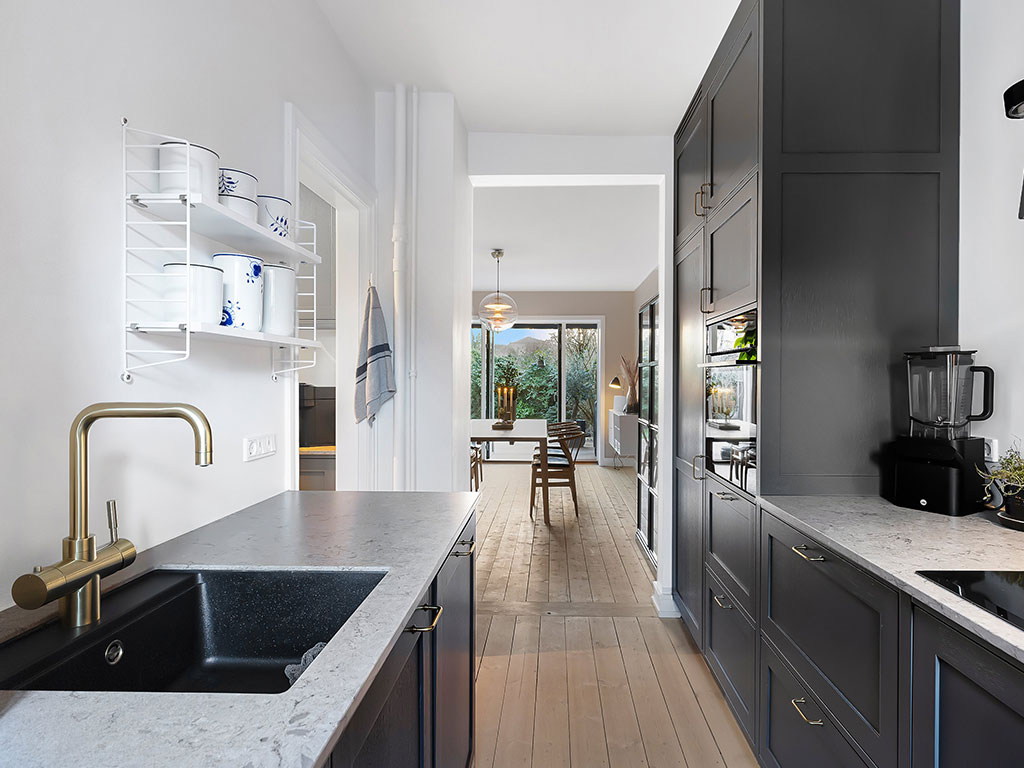 Efter-billede: Køkken i totalrenoveret hus på Fuglebakken med moderne design – Galleri af indretningsprojekter.