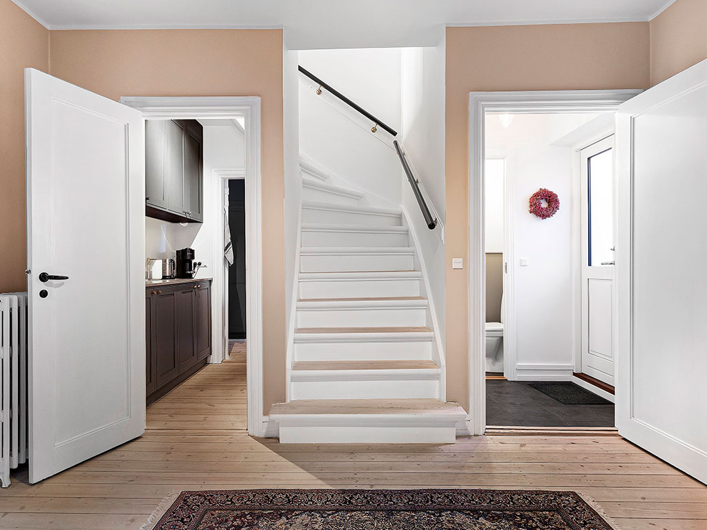 fter-billede af entré i totalrenoveret hus på Fuglebakken med moderne design og funktionalitet – Galleri af indretningsprojekter.