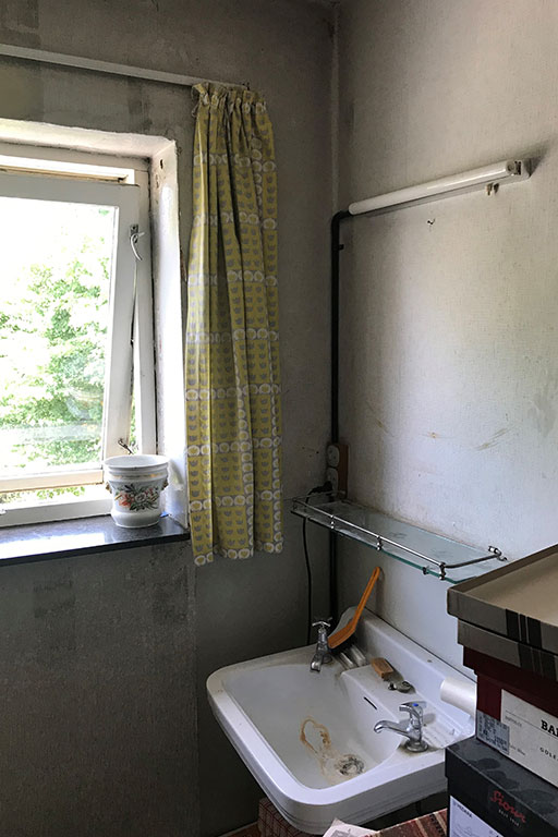 Før-billede af badeværelse i gammelt hus på Fuglebakken før total renovering – Galleri af indretningsprojekter.