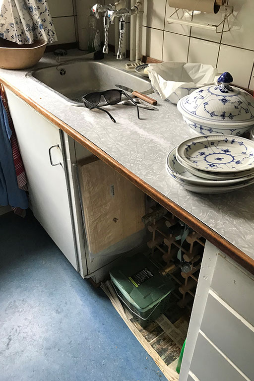 Før-billede af køkken i gammelt hus på Fuglebakken før omfattende renovering – Indretningsprojekter.