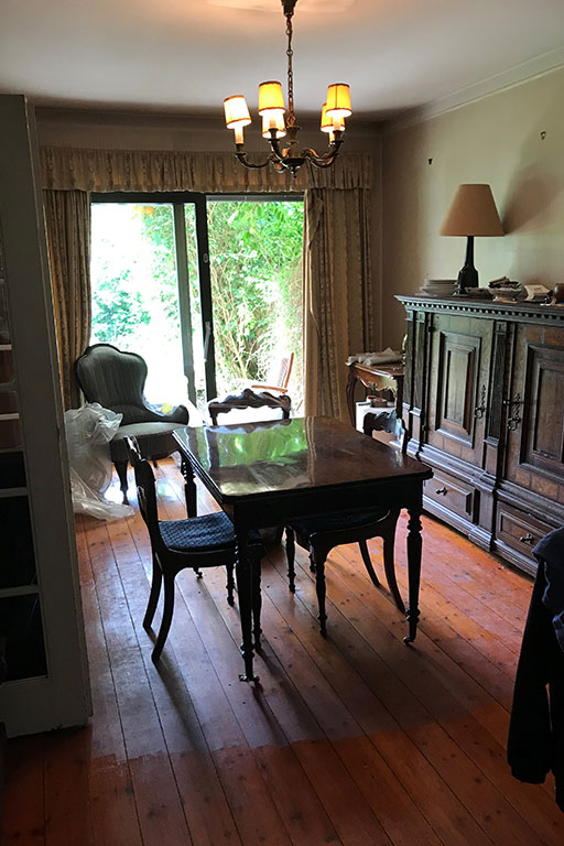 Før-billede af stue i gammelt hus på Fuglebakken før total renovering – Galleri 