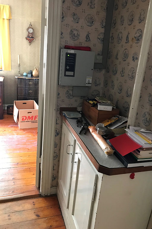 Før-billede af køkken i gammelt hus på Fuglebakken før omfattende renovering – Galleri