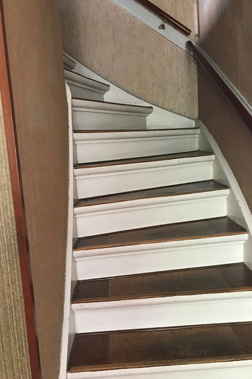 Før-billede af entré i gammelt hus på Fuglebakken før total renovering 